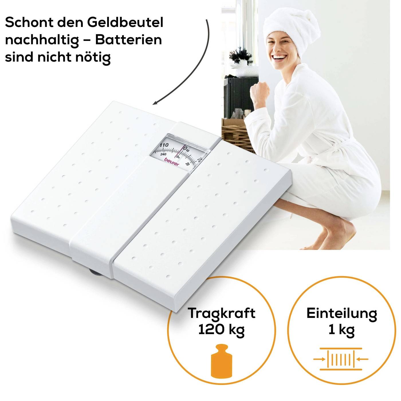 Een vrouw in een witte badjas lacht naast een analoge personenweegschaal. Tekst: 'Spaart de portemonnee – Batterijen zijn niet nodig.' Draagvermogen 120 kg, verdeling 1 kg.