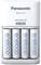 Alkaline-oplader met vier witte Eneloop-batterijen erin. Op de oplader staat 'Panasonic BQ-CC17 Advanced'.