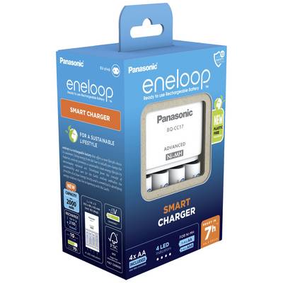 Op de afbeelding is een verpakking van de Panasonic eneloop Smart Charger te zien, die vier AA-batterijen bevat. De opdruk benadrukt duurzaamheid.