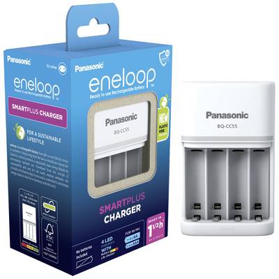 Batterijlader van Panasonic naast de verpakking. Verpakking toont laadapparaat-eigenschappen zoals 'SMARTPLUS CHARGER', EU-stekker en LED-indicatie.