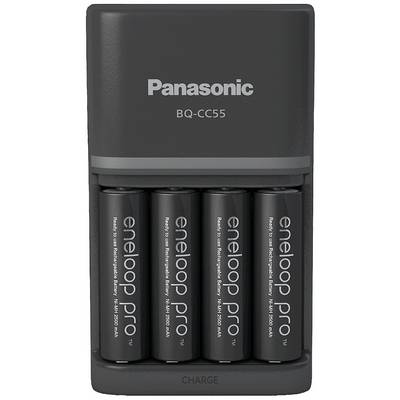 Een oplader van Panasonic, model BQ-CC55, met vier geladen Eneloop Pro batterijen, ontworpen voor AA-batterijen.