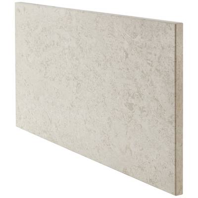 Een rechthoekige, beige stenen tegel met een licht gestructureerd oppervlak en afgeschuinde randen, schuin van opzij bekeken.