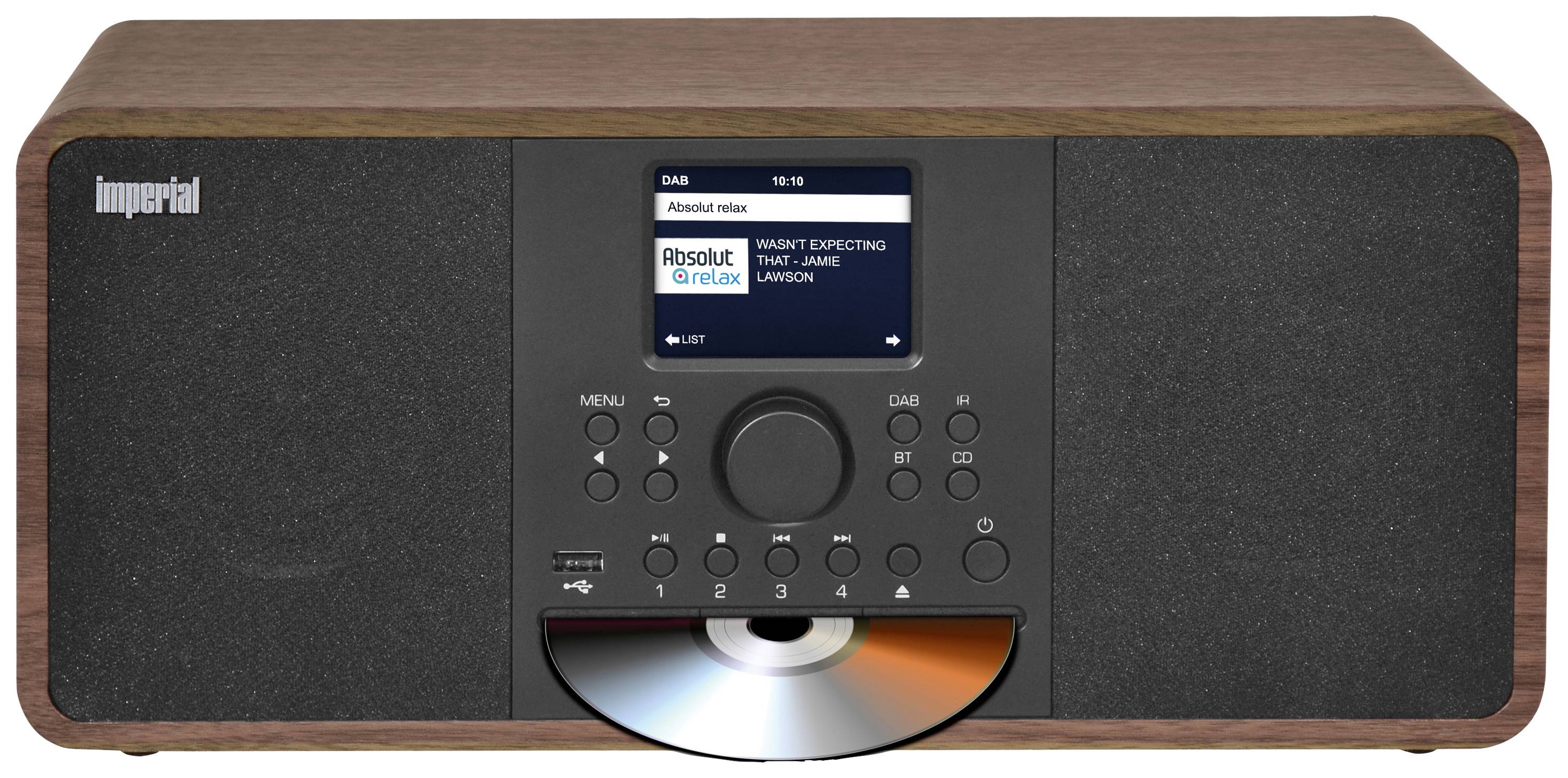 Een houten behuizing radio met een display in het midden toont de titel 'MUSIC IS EXPECTING THAT' van 'Jamie Lawson'. Daaronder een cd-lade.