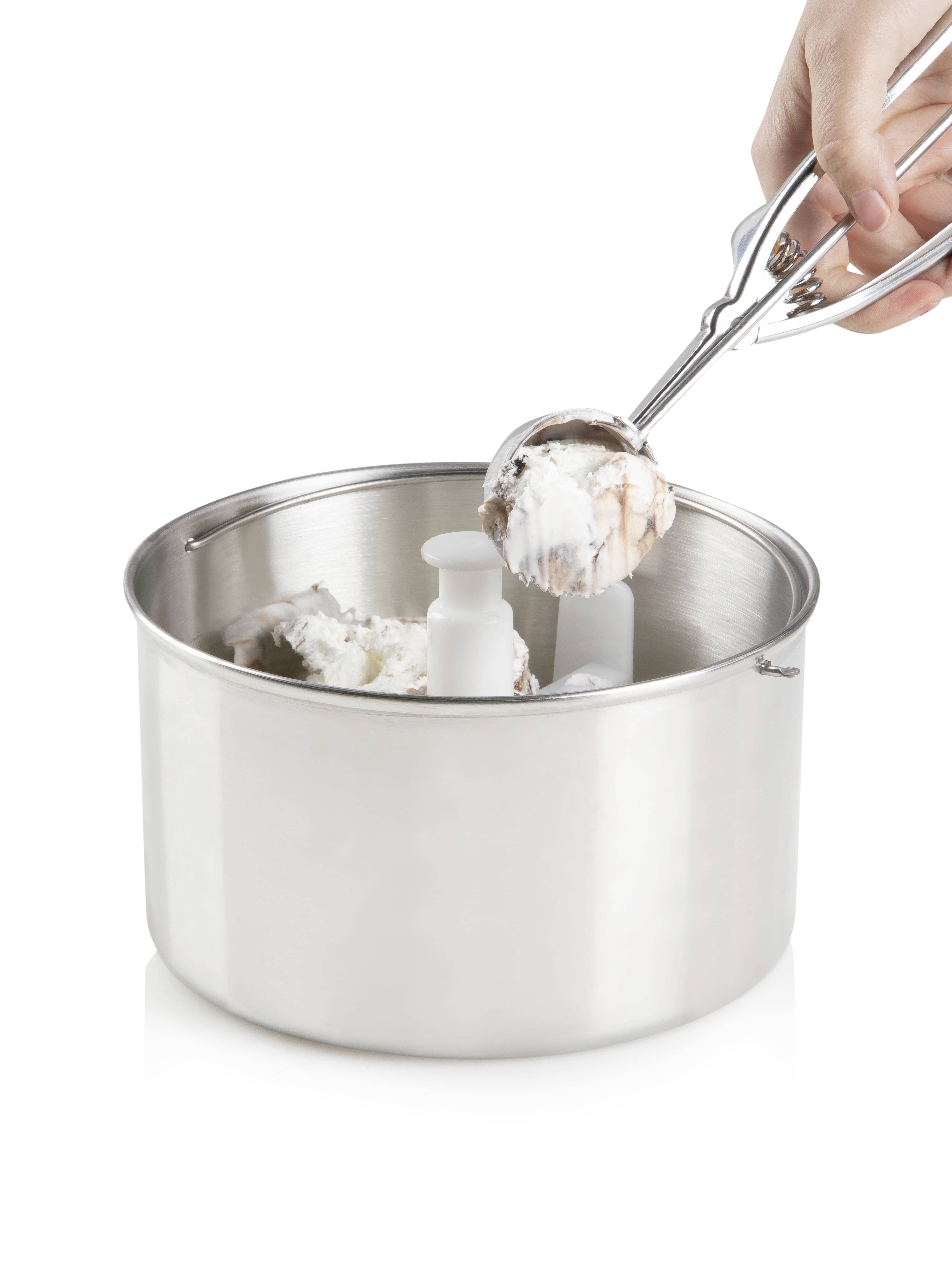 Een hand schept met een ijslepel roomijs uit een roestvrijstalen kom.