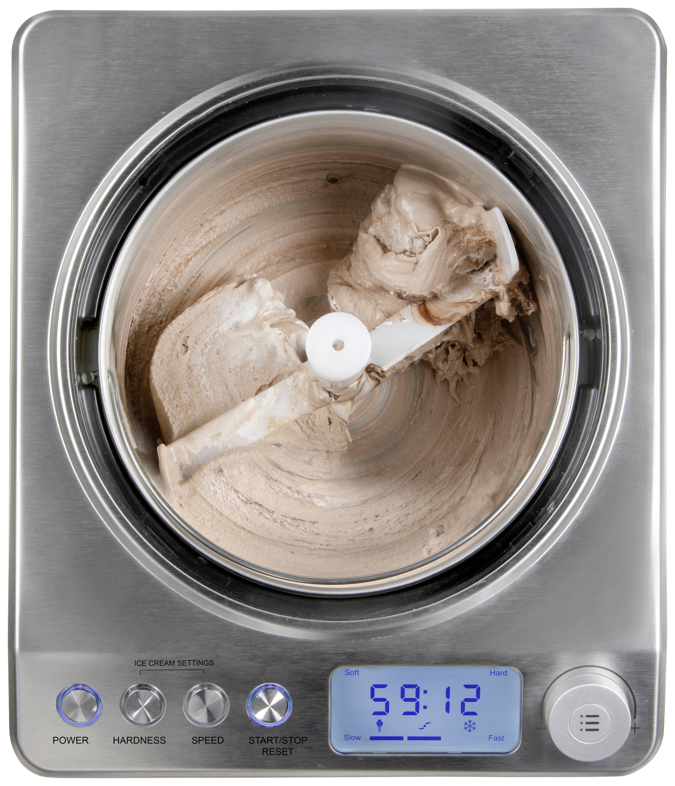 IJsmachine van bovenaf gezien met chocolade-ijs in de roerschaal, omringd door bedieningselementen en een digitale display met de tijd.