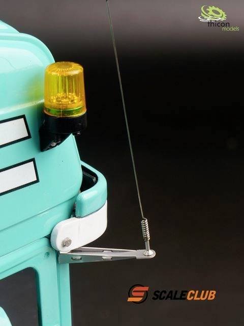 Turquoise modelauto met geel knipperlicht en antenne, 'Scale Club'-logo rechtsonder.