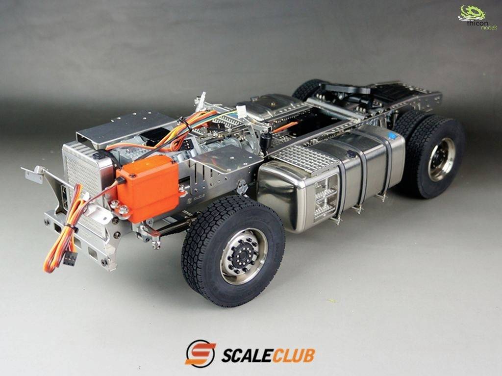 Model van een vrachtwagen-chassis met zichtbaar frame, tank en wielen. Het betreft een gedetailleerd techniekmodel van SCALECLUB.