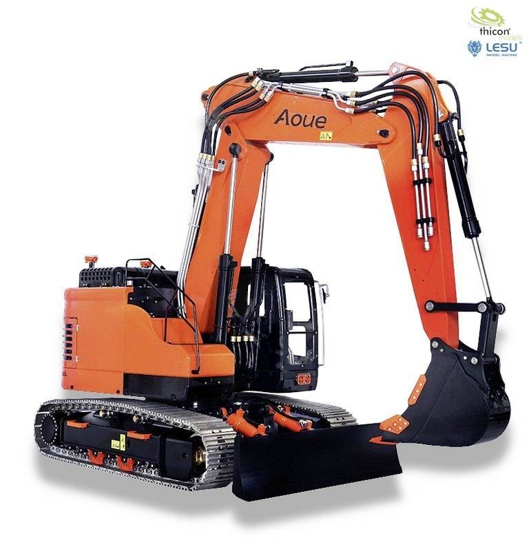 Een oranje graafmachine met bewegende onderdelen en hydraulische leidingen, afgebeeld op een witte achtergrond.