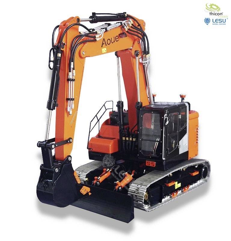 Een oranje graafmachine met rupsbanden en een schep. De graafmachine beschikt over hydraulische leidingen en een gesloten bestuurderscabine.