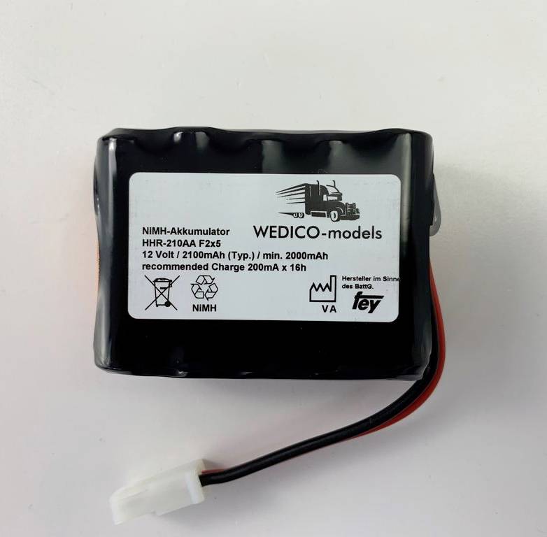 'NIMH-accu HHR-210AA Fzx5 12V 2100mAh van WEDICO-models. Aanbevolen laadstroom 200mA x 16u. Gefabriceerd in Duitsland.'
