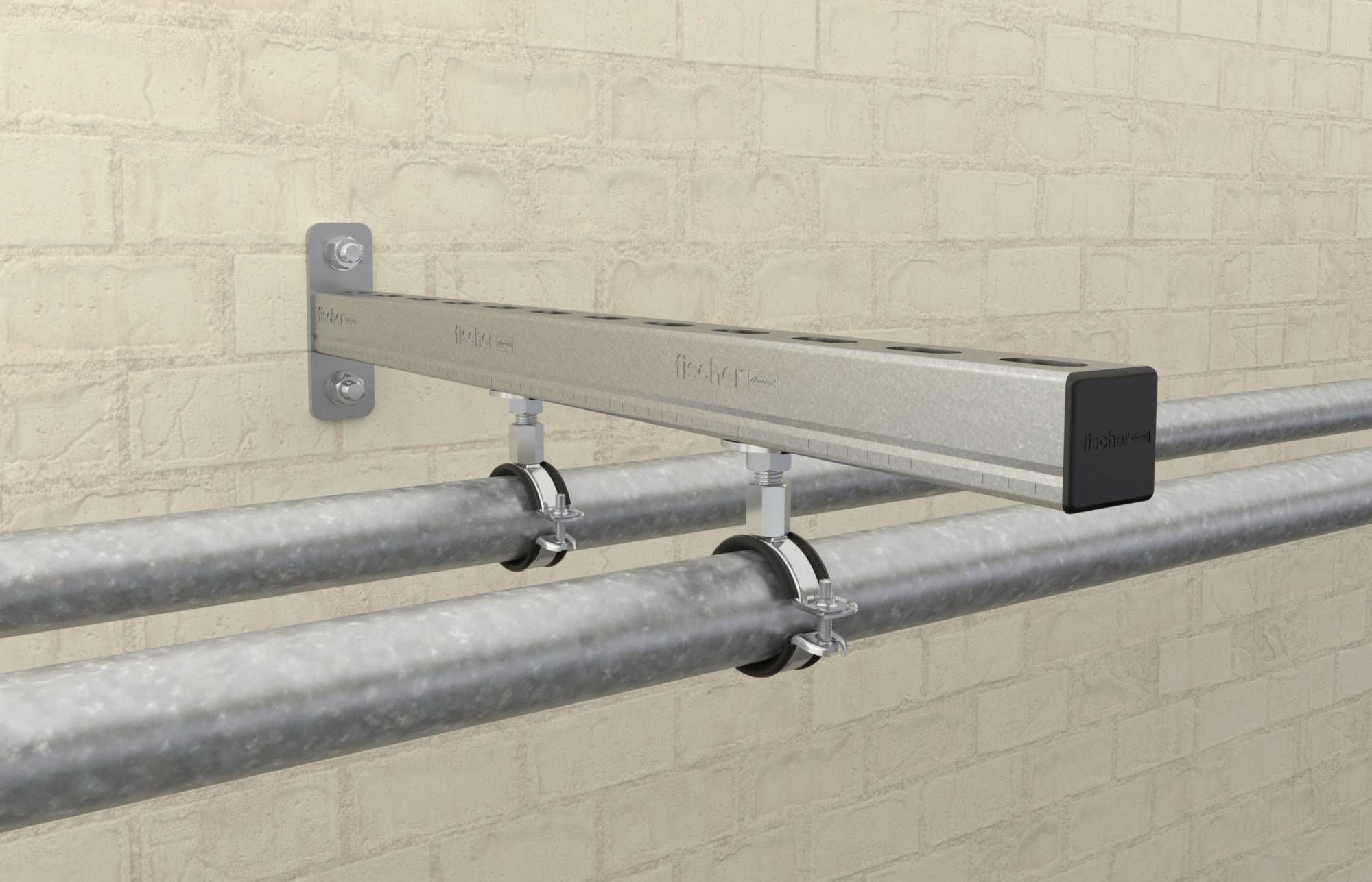 Metalen buizen zijn bevestigd met klemmen aan een rechthoekige metalen rail die aan de muur is gemonteerd. Ze lopen parallel aan de muur.