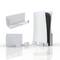 PlayStation-console met witte verticale standaard en aan de muur bevestigd.