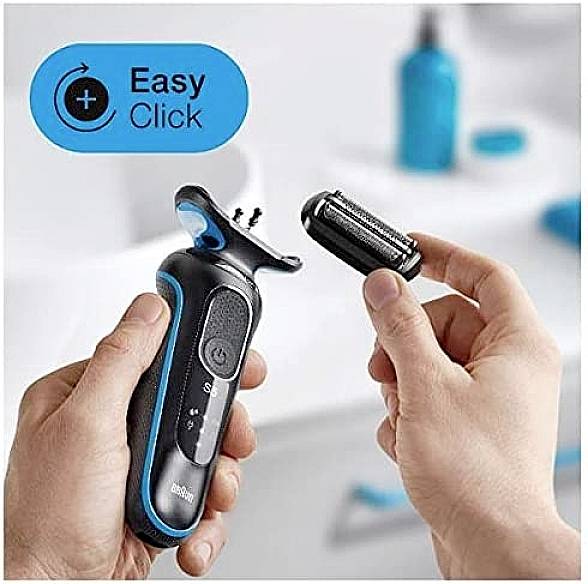 Een man houdt een scheerapparaat vast en toont het eenvoudig verwisselbare scheerkopontwerp met de tekst 'Easy Click' op de achtergrond.