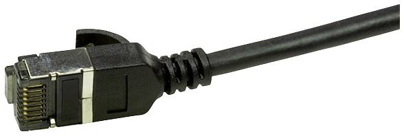 Een zwarte Ethernet-kabel met RJ45-connector op een witte achtergrond, toont details van de connector- en kabelstructuur.