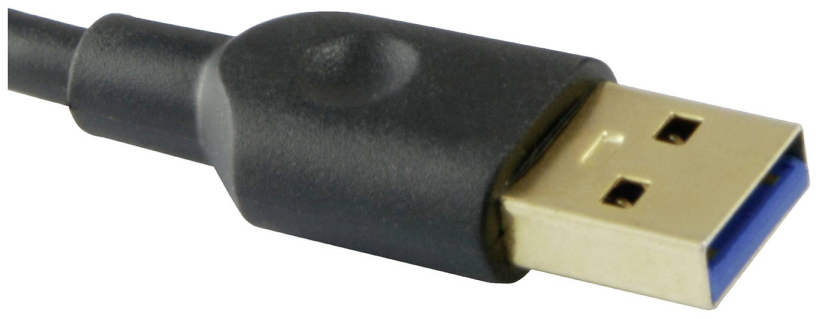 Close-up van een USB-kabelstekker met een goudkleurige aansluiting.