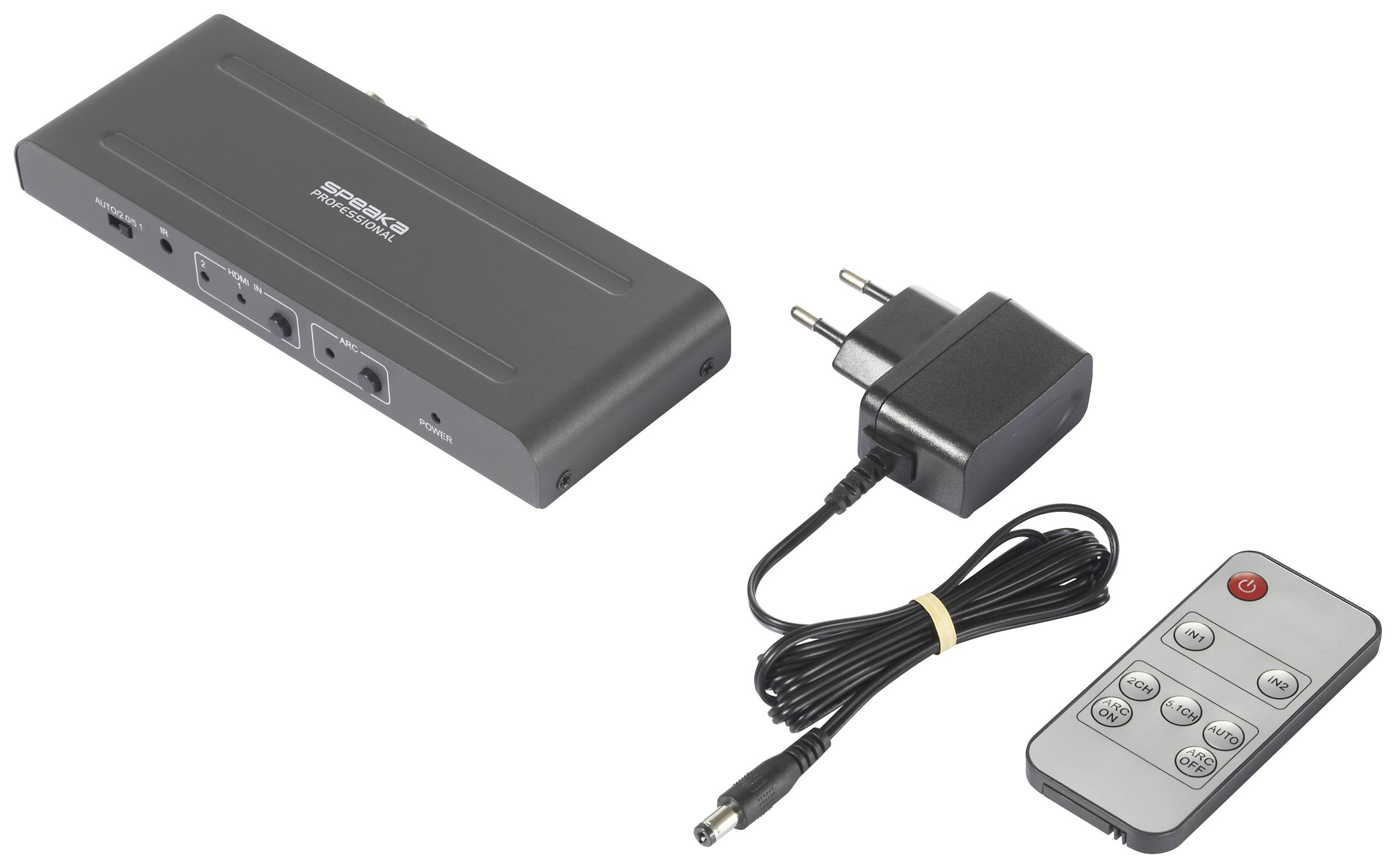 Een zwarte HDMI-splitterbox met stroomkabel en afstandsbediening. De afstandsbediening heeft meerdere toetsen voor bediening.
