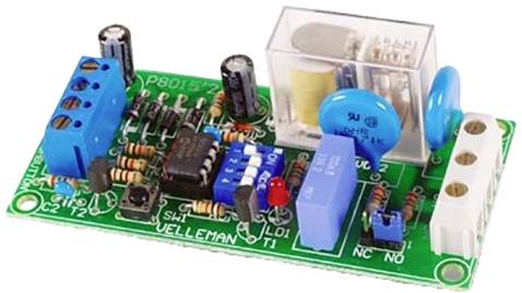 Elektronische schakeling op een printplaat met blauwe, zwarte en zilveren componenten, waaronder condensatoren, weerstanden en relais.