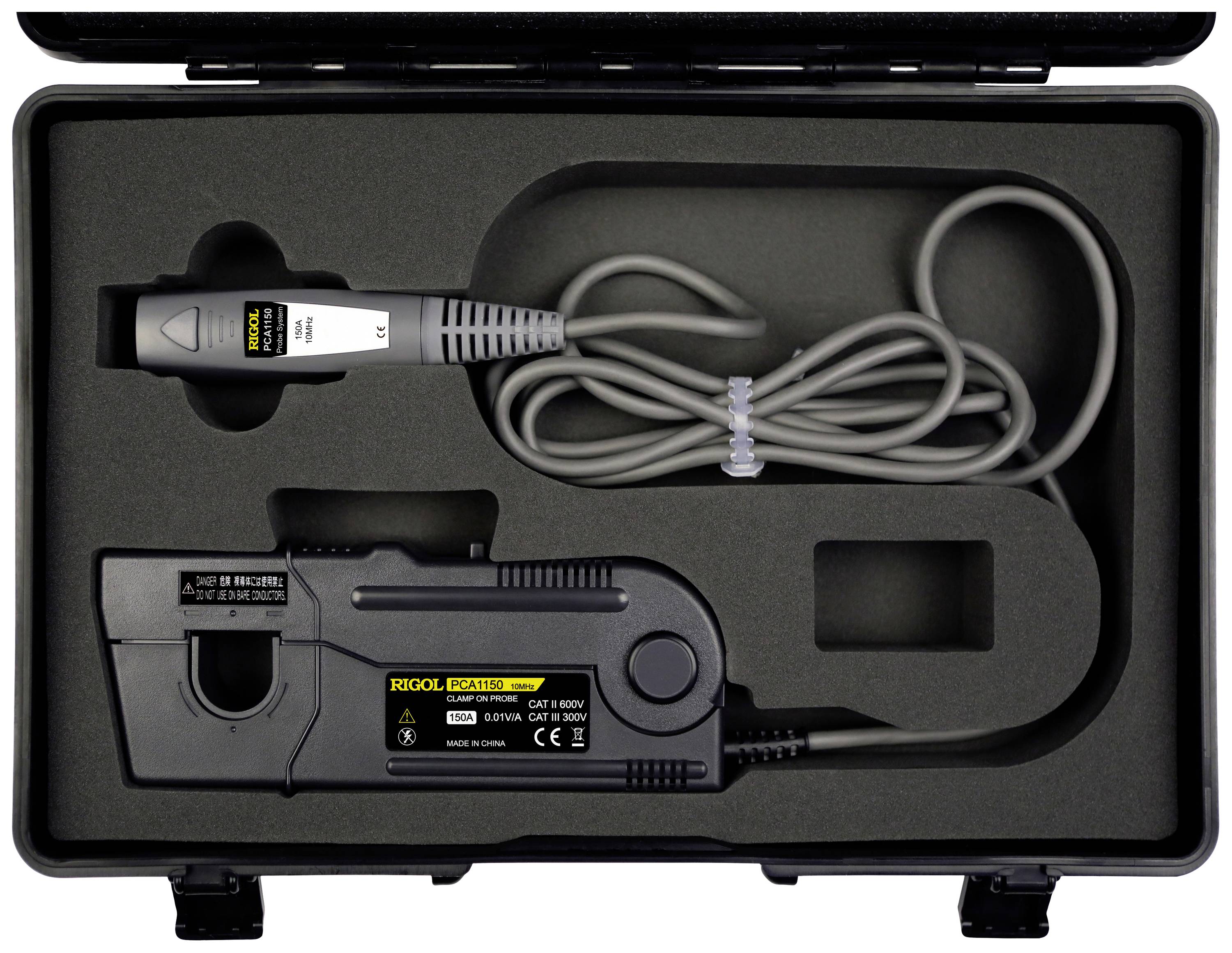 Een stroomtangadapter in een zwarte koffer. Bevat een grijze tang en zwarte accessoires voor het uitvoeren van elektrische metingen.