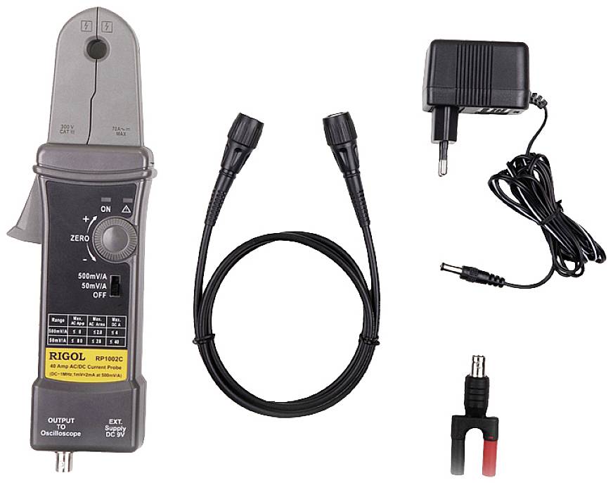 Een stroommeterapparaat met klem, kabels, een netadapter en een klein accessoire. Ideaal voor het meten en analyseren van elektrische stroomsterktes.