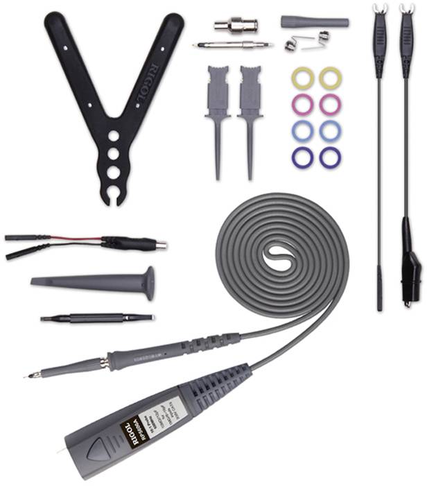 Set van oscilloscooptoebehoren, inclusief kabels, sondes, klemmen, gekleurde ringen en gereedschap, plat gelegd op een witte achtergrond.