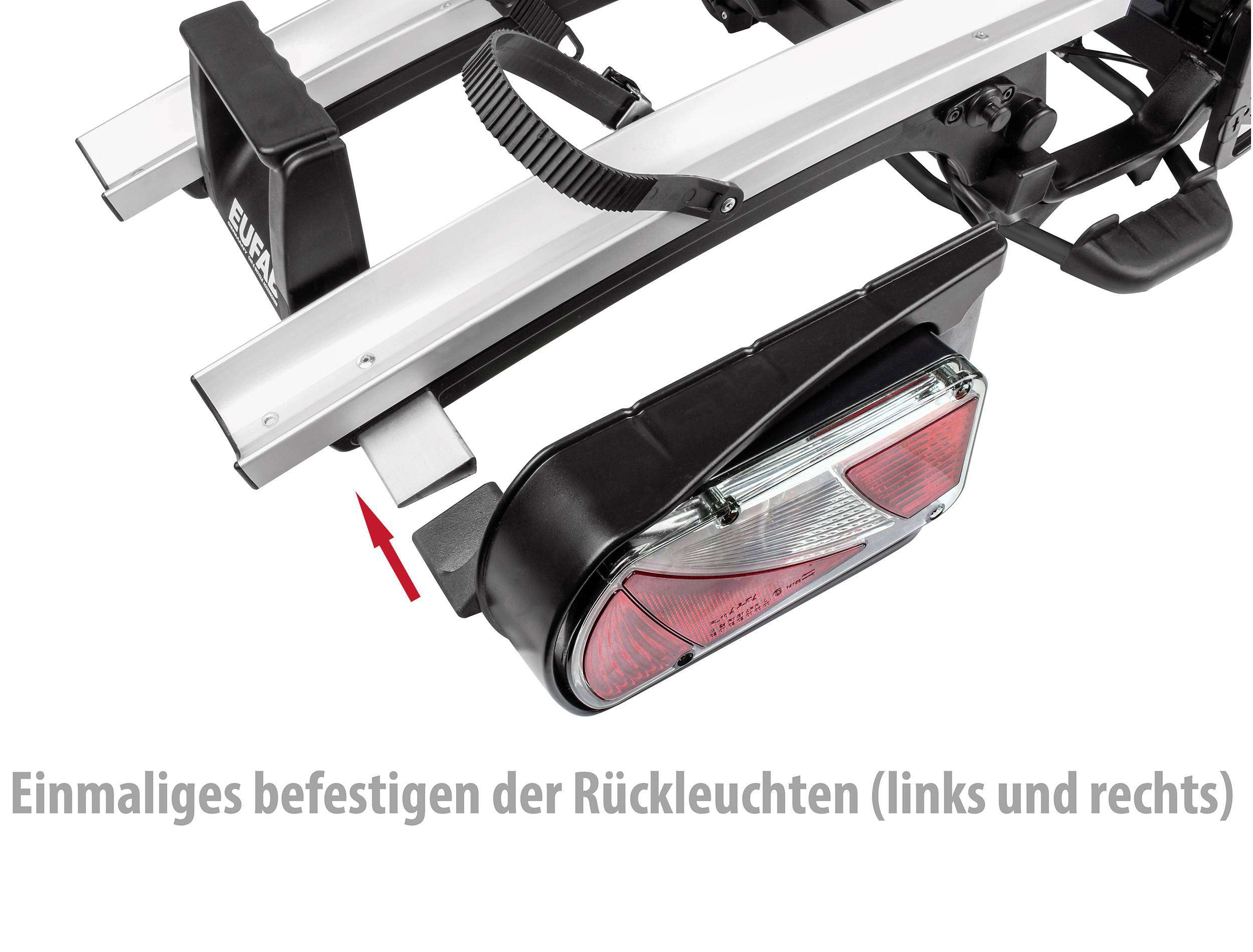 Fietsendrager met rood-witte achterlicht. Tekst: 'Eenmalig bevestigen van de achterlichten (links en rechts)'.