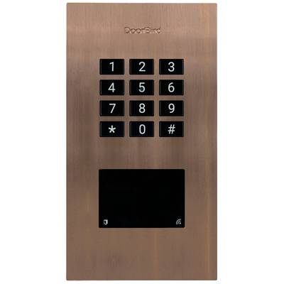 Intercom met nummertoetsenbord (0-9), ster- en hekjestoets, in koperkleurige metaaluitvoering. Fabrikantennaam bovenaan: 'DoorBird'.