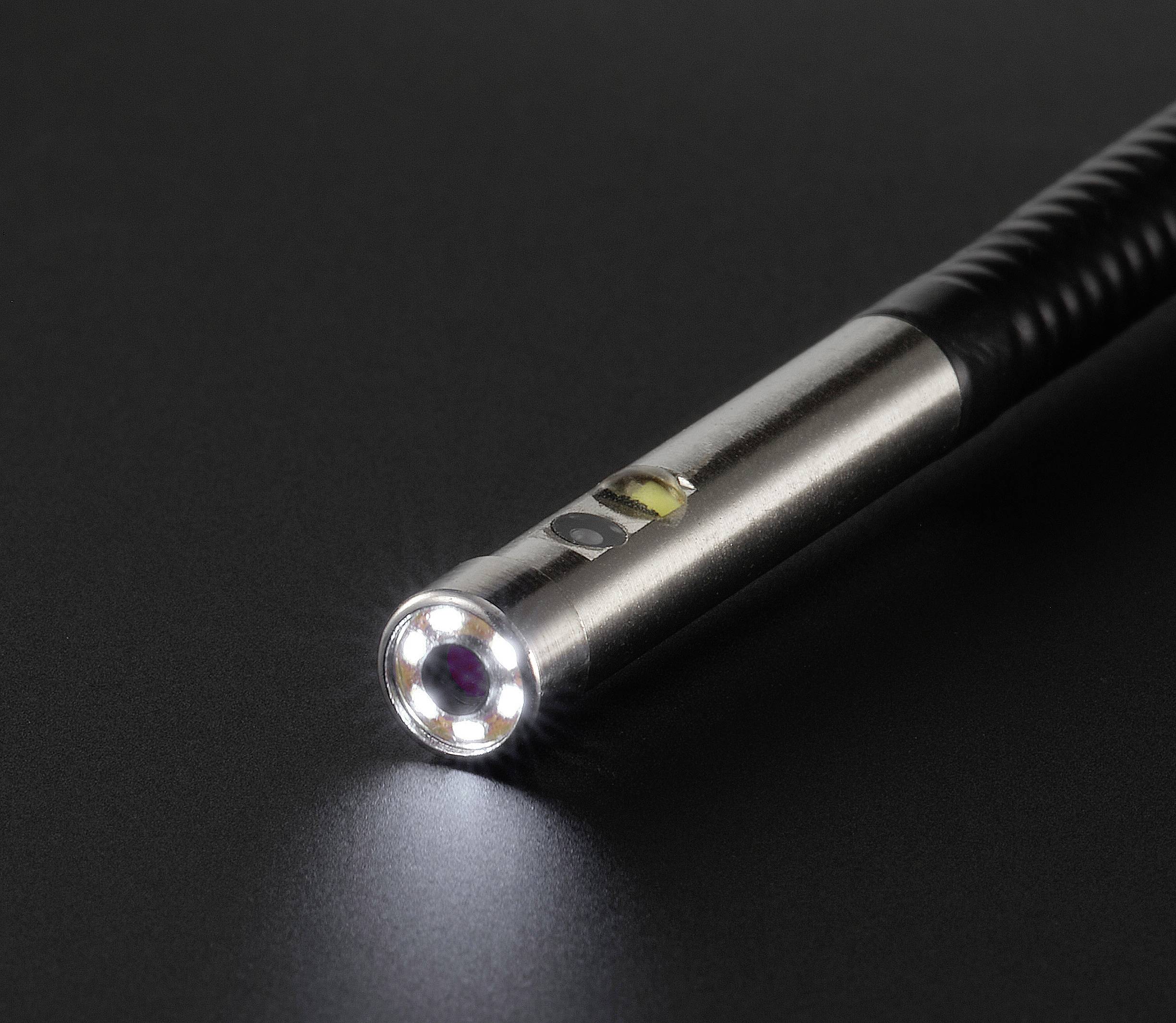 Close-up van een kleine zaklamp op een donkere achtergrond. De zaklamp straalt helder licht uit vanuit de lens aan de voorkant.