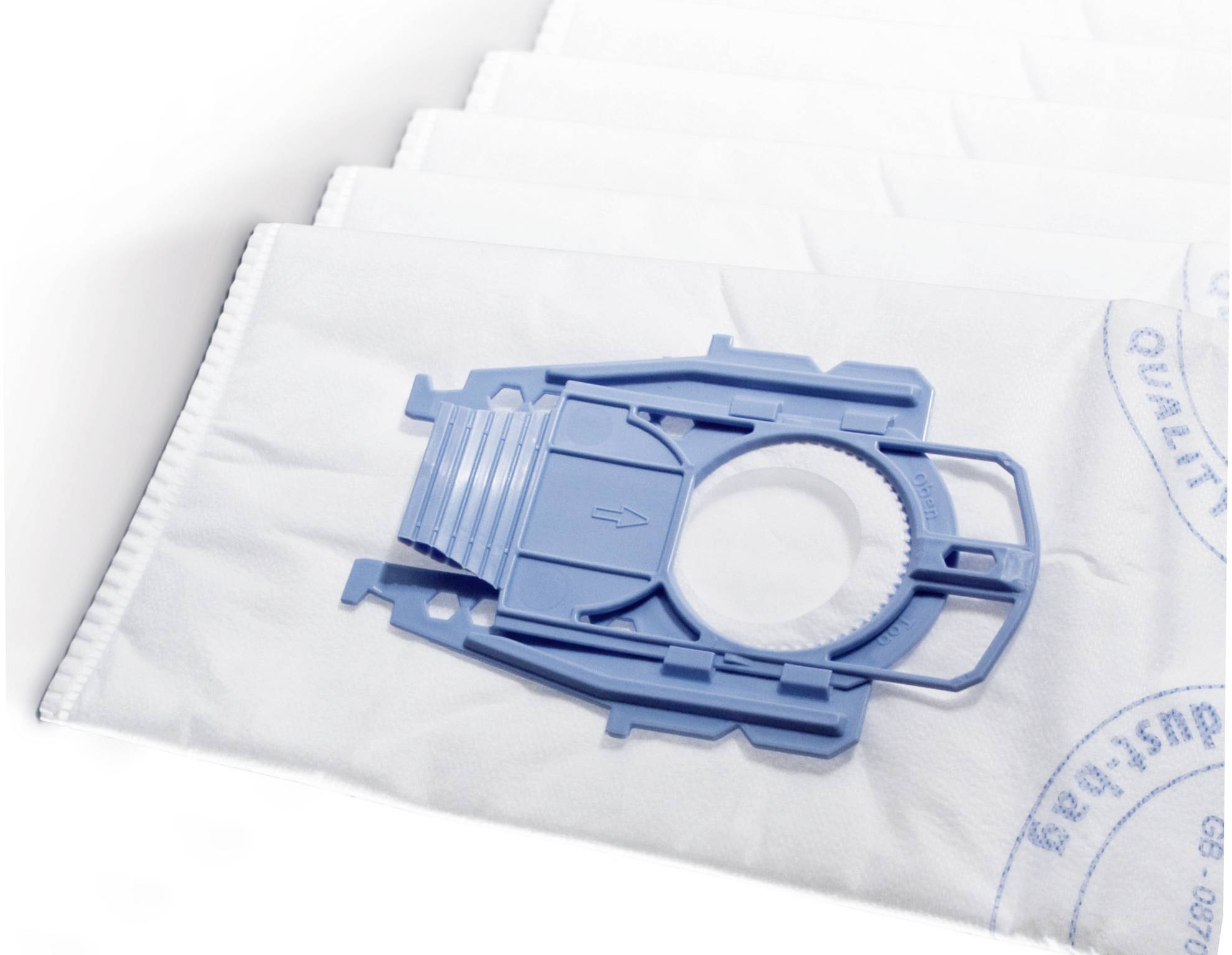 Stofzuigerzak met blauwe sluitdop op een witte ondergrond. Geschikt voor het verzamelen van stof en vuil.