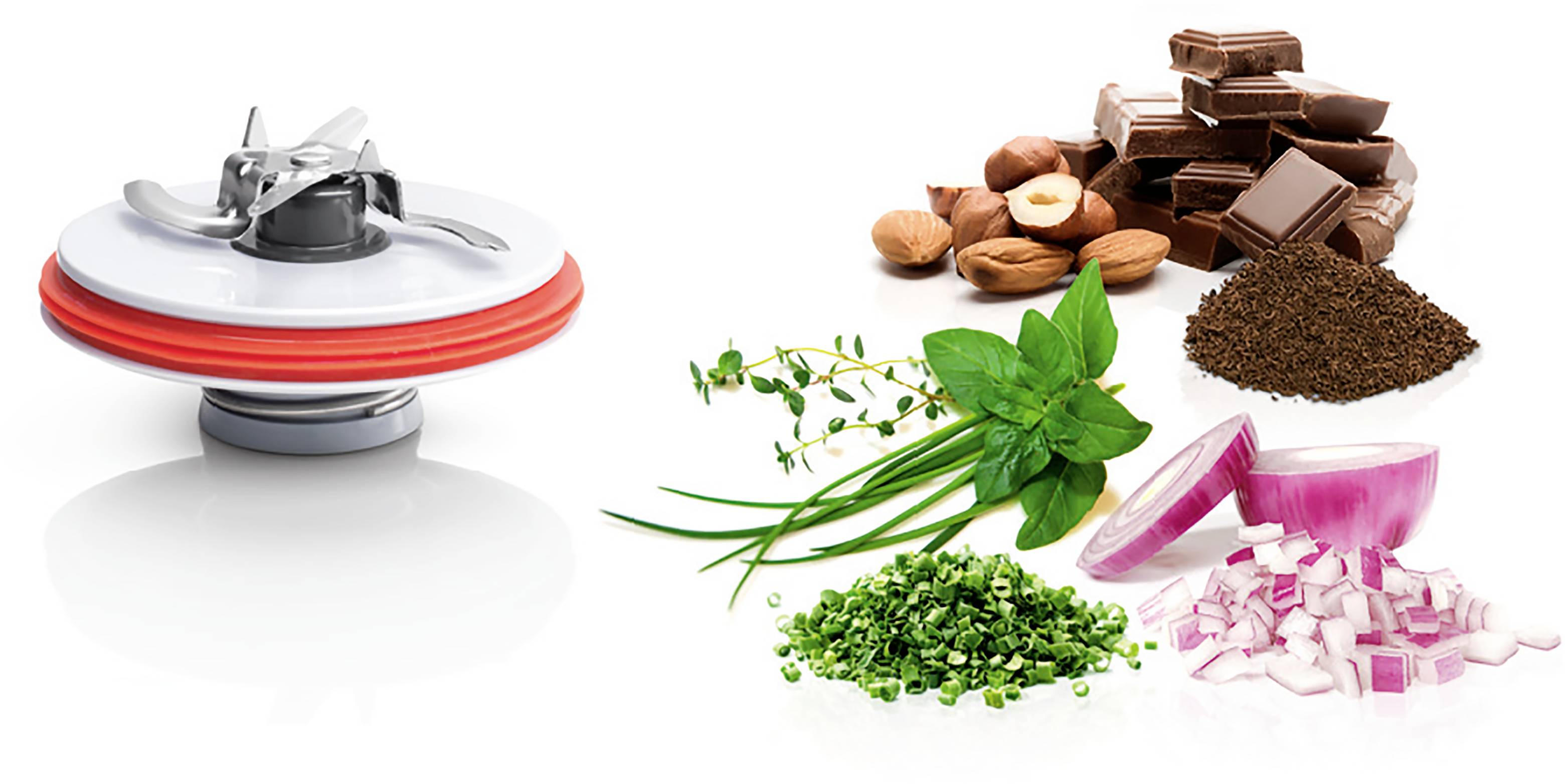 Een blenderopzetstuk naast ingrediënten zoals chocolade, noten, kruiden, peper en uien, die versheid en verscheidenheid symboliseren.