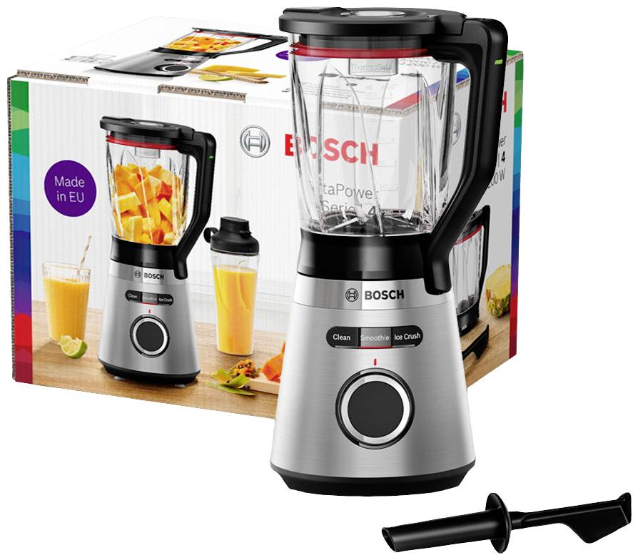 Bosch-mixer in zilver met zwarte handgreep staat voor de verpakking. De verpakking toont de mixer gevuld met fruit. Accessoire: zwarte stamper.