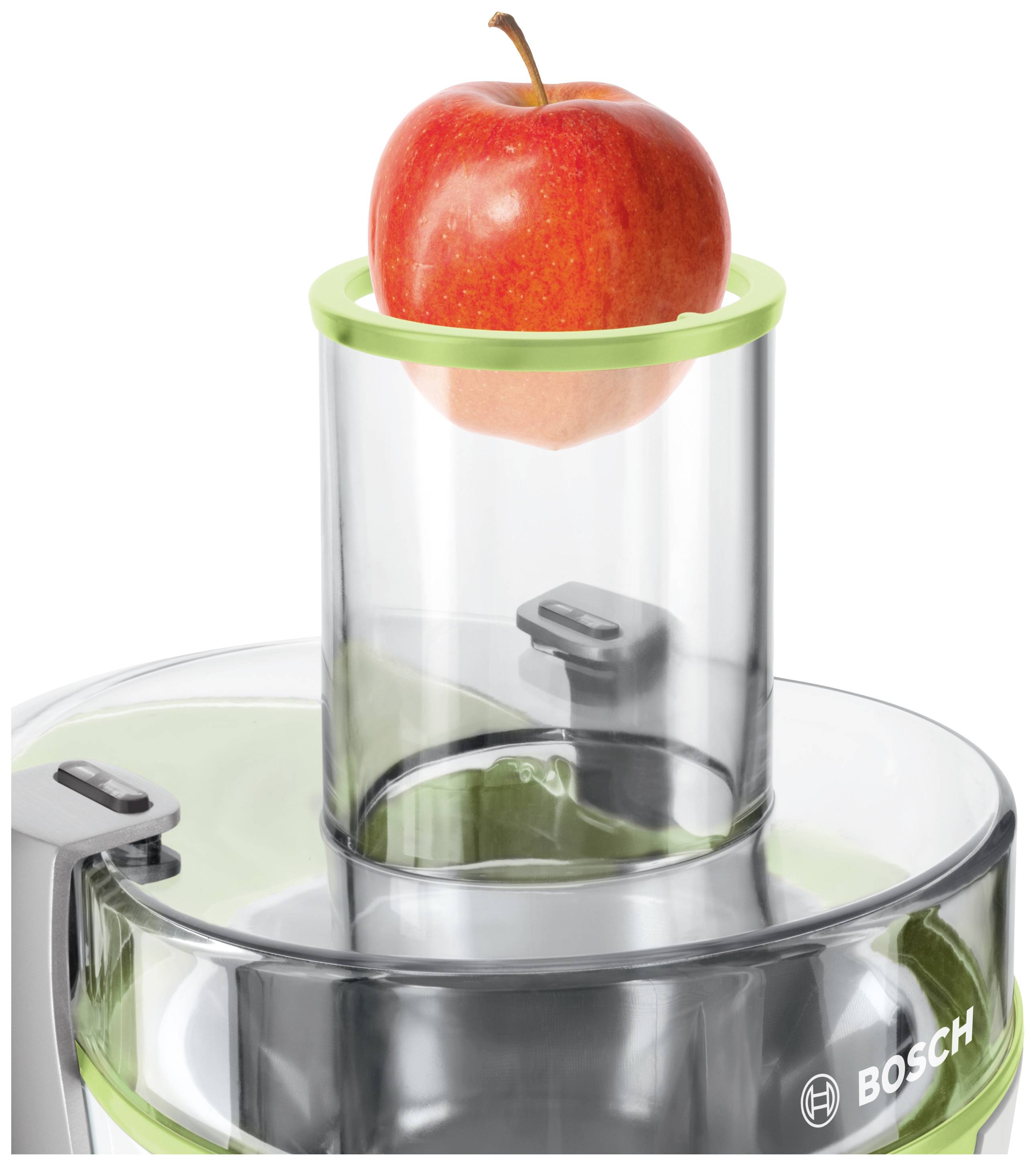 Een rode appel ligt in de invoertrechter van een Bosch-keukenmixer, klaar om te worden verwerkt.