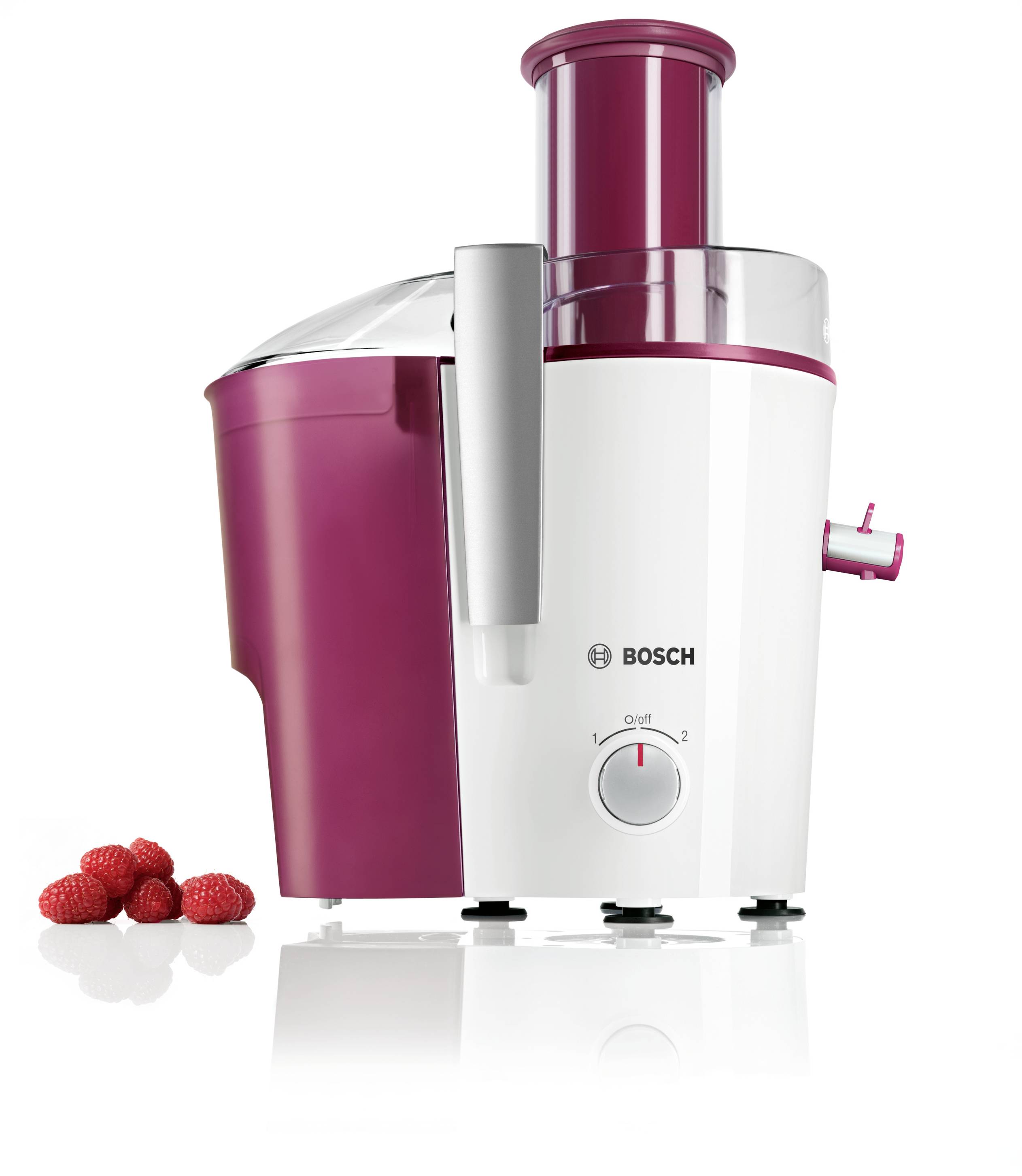 Sapcentrifuge van Bosch met wit en bordeauxrood design. Naast de sapcentrifuge liggen verse frambozen.