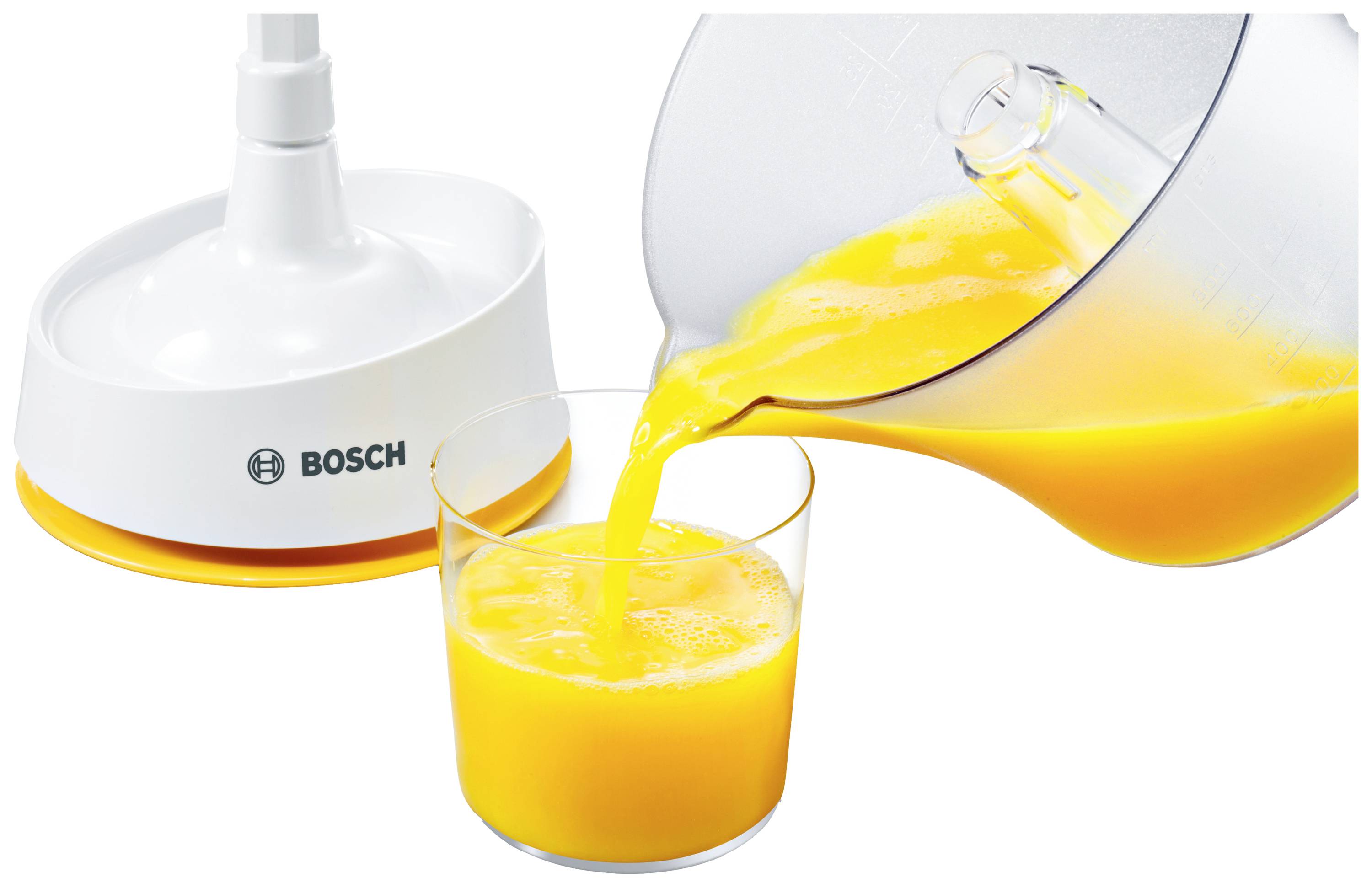Elektrische citruspers van Bosch. Verse sinaasappelsap wordt in een glas geschonken.