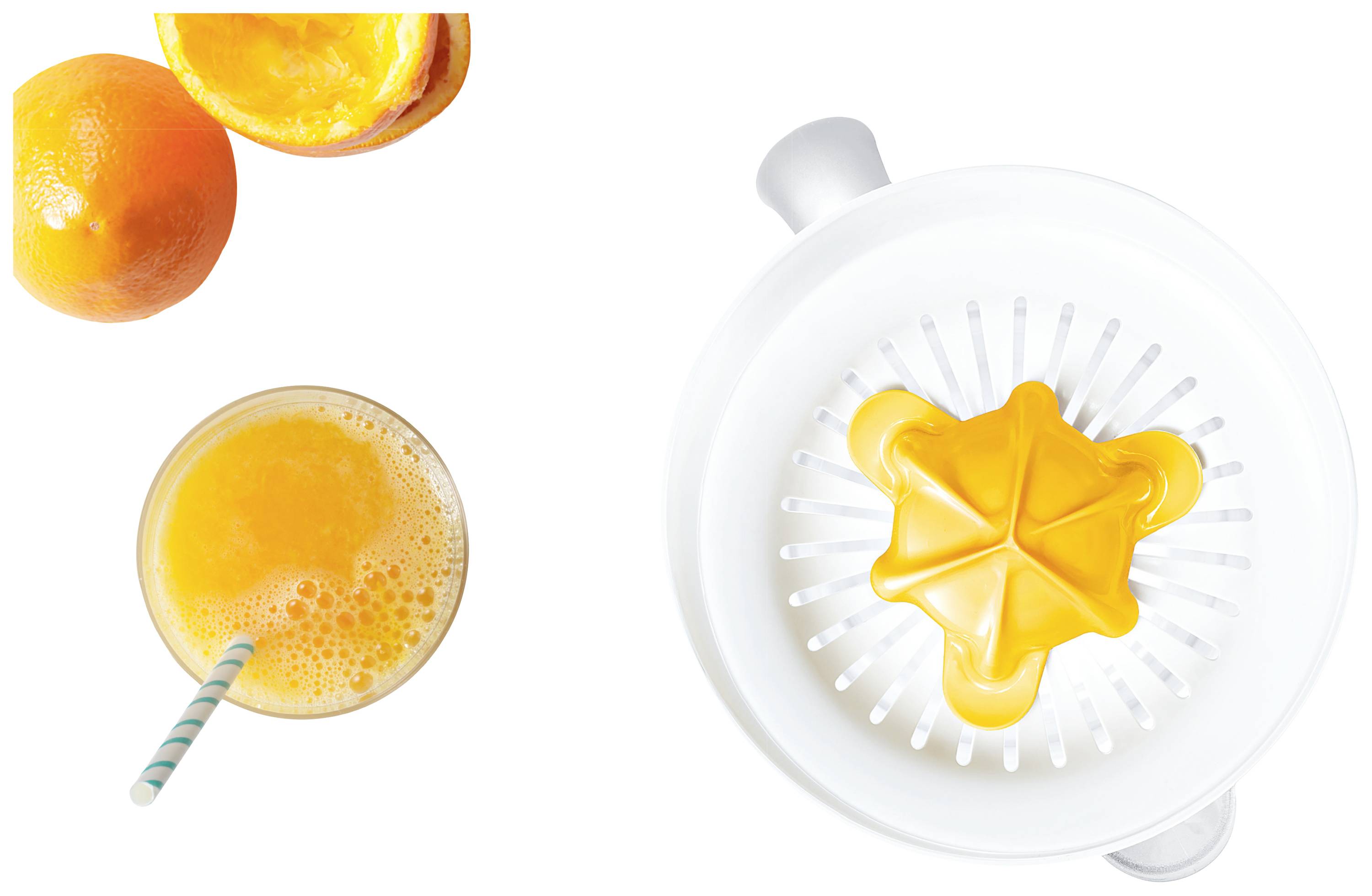 Sinaasappelhelften, een glas vers sinaasappelsap met een rietje en een witte citruspers met een gele handgreep.