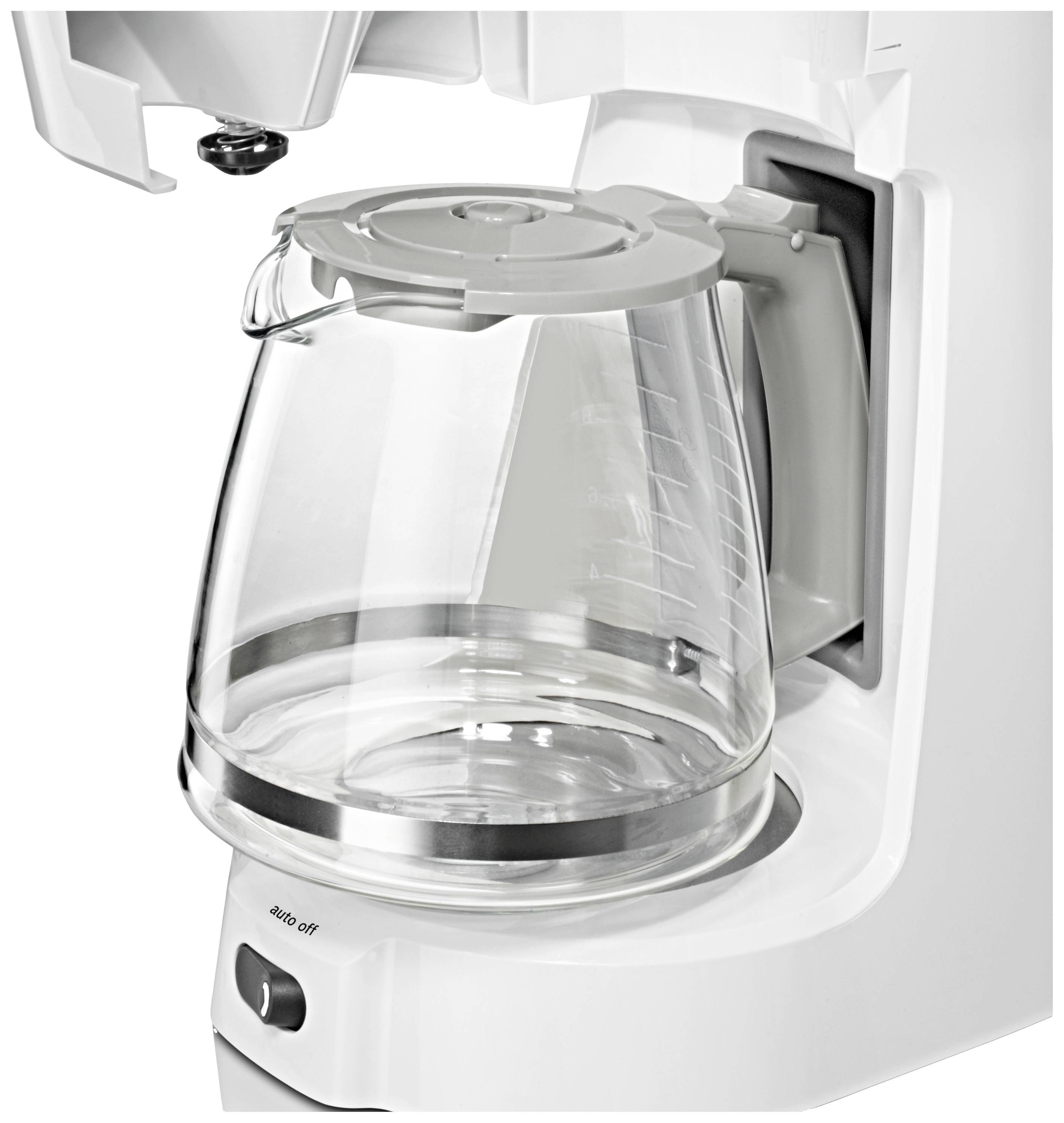 Witte filterkoffiemachine met glazen kan geplaatst in het apparaat, klaar om te zetten. Kan is leeg, apparaat op witte achtergrond.