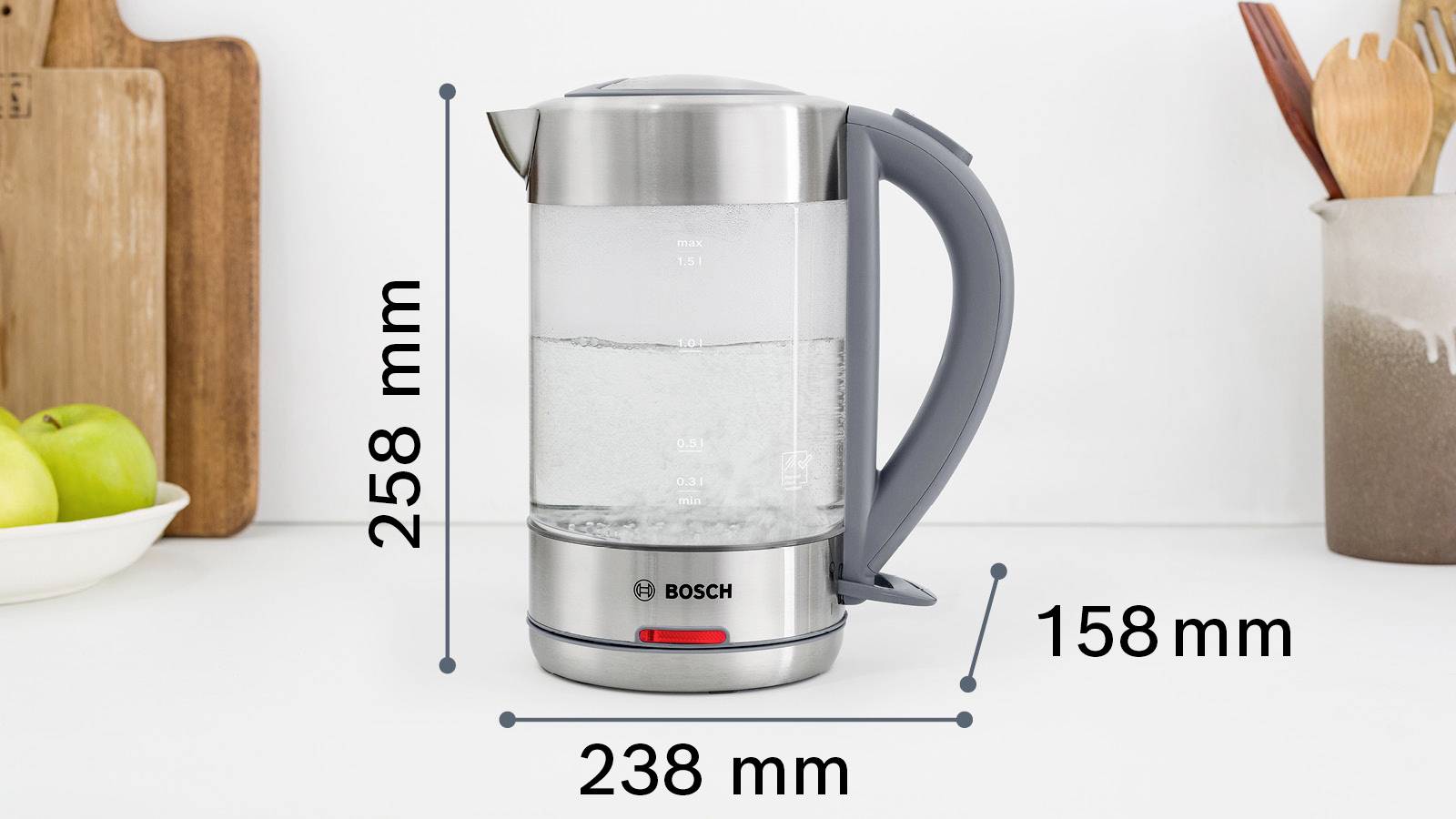 Een waterkoker op een aanrecht. Hoogte 258 mm, breedte 238 mm, diepte 158 mm. Merknaam 'Bosch' herkenbaar.