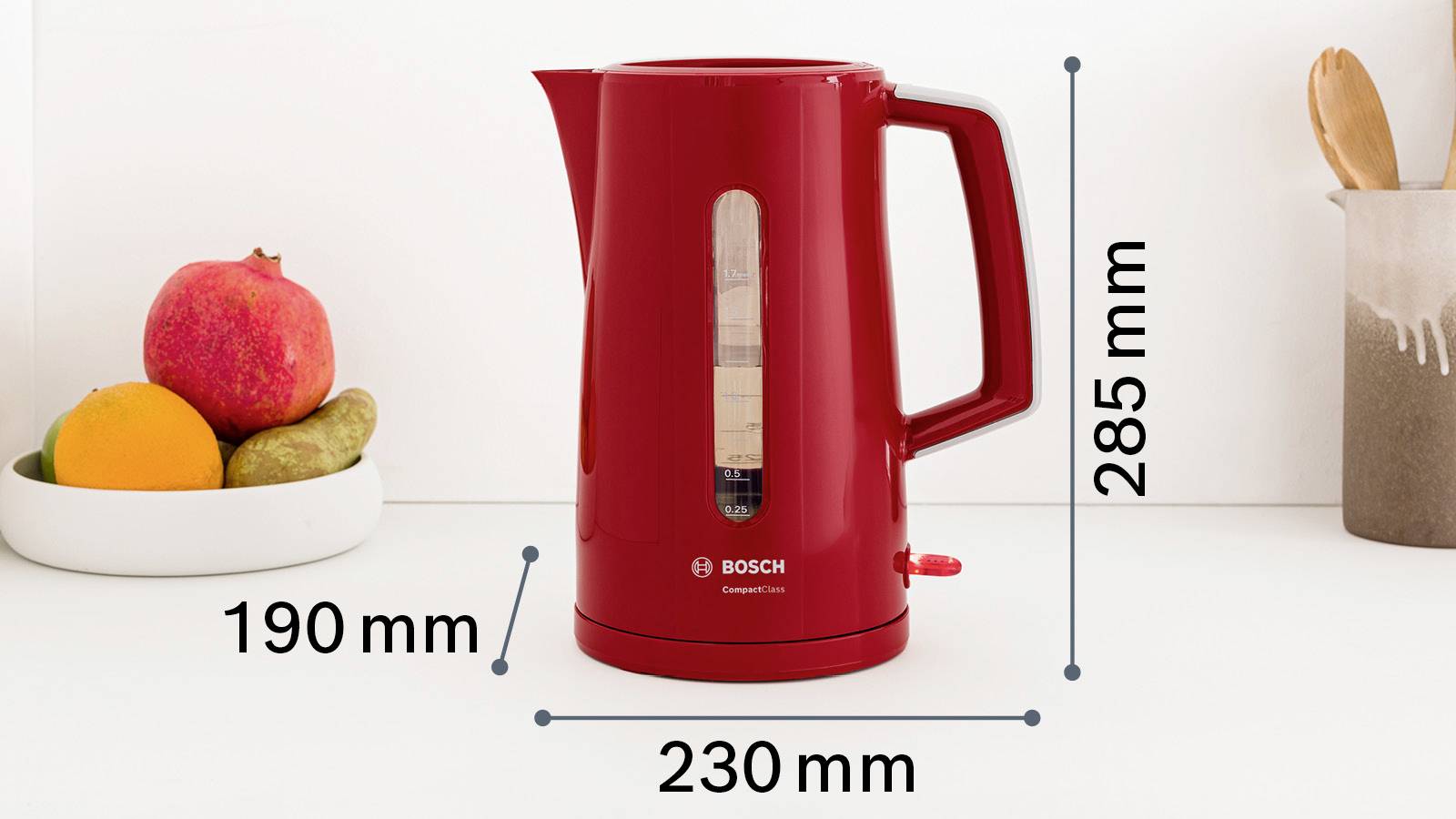 Rode waterkoker van Bosch op het aanrecht, afmetingen: 230 mm breed, 285 mm hoog. Links ernaast een fruitschaal.
