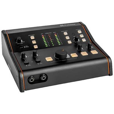 Een audiomixconsole met meerdere draaiknoppen, LED-displays en aansluitbussen, geschikt voor geluidsbesturing en -bewerking.