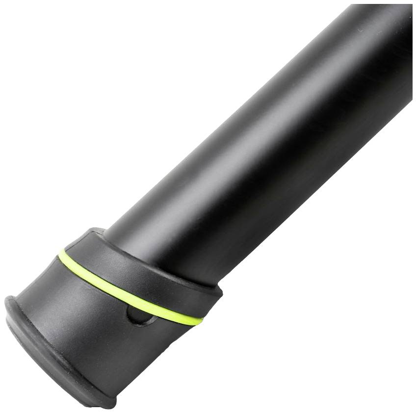 Een zwarte buis met een doorlopende gele streep nabij een rand. Het lijkt te zijn vervaardigd uit stevig materiaal.