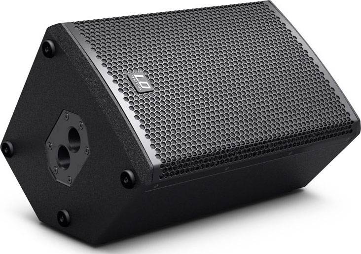 Zwarte luidspreker met metalen rooster, zeshoekig ontwerp, staat schuin. Geschikt voor audio-uitvoer in professionele omgevingen.