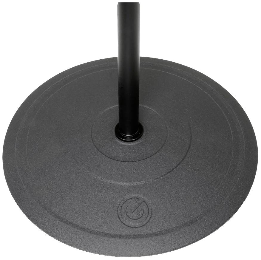 Ronde, zwarte voet van een parassolstandaard met een centrale, verticale staaf.