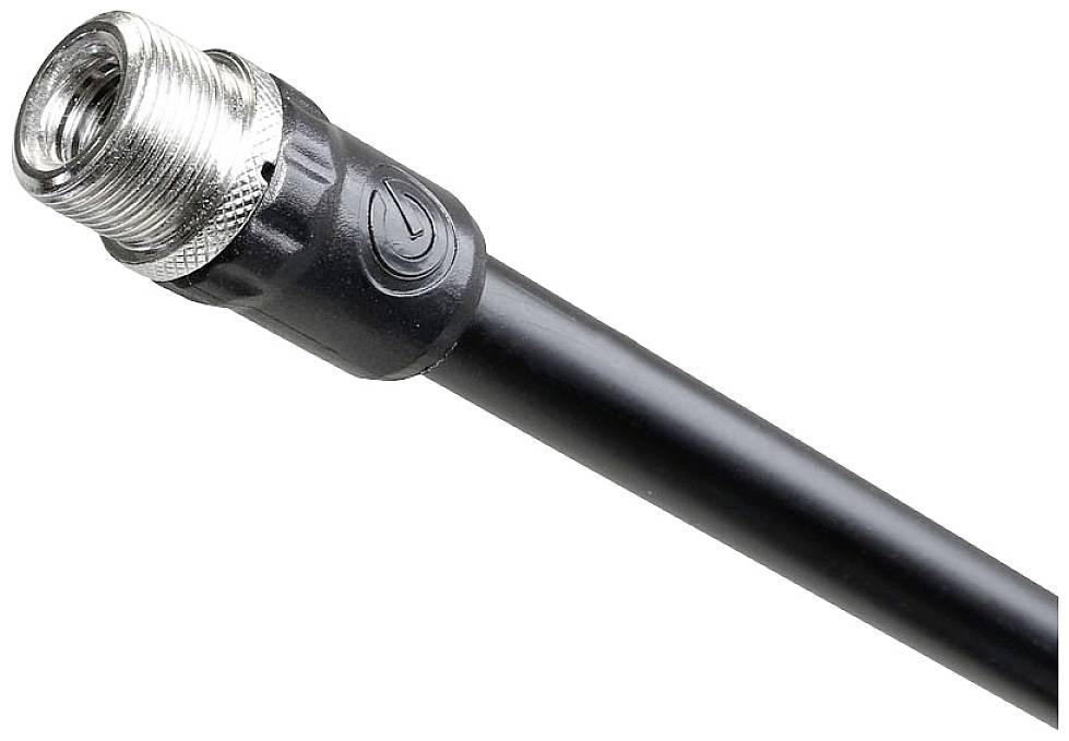 Een zwarte coaxkabel met metalen stekker, die wordt gebruikt voor het aansluiten van televisies of antennes.