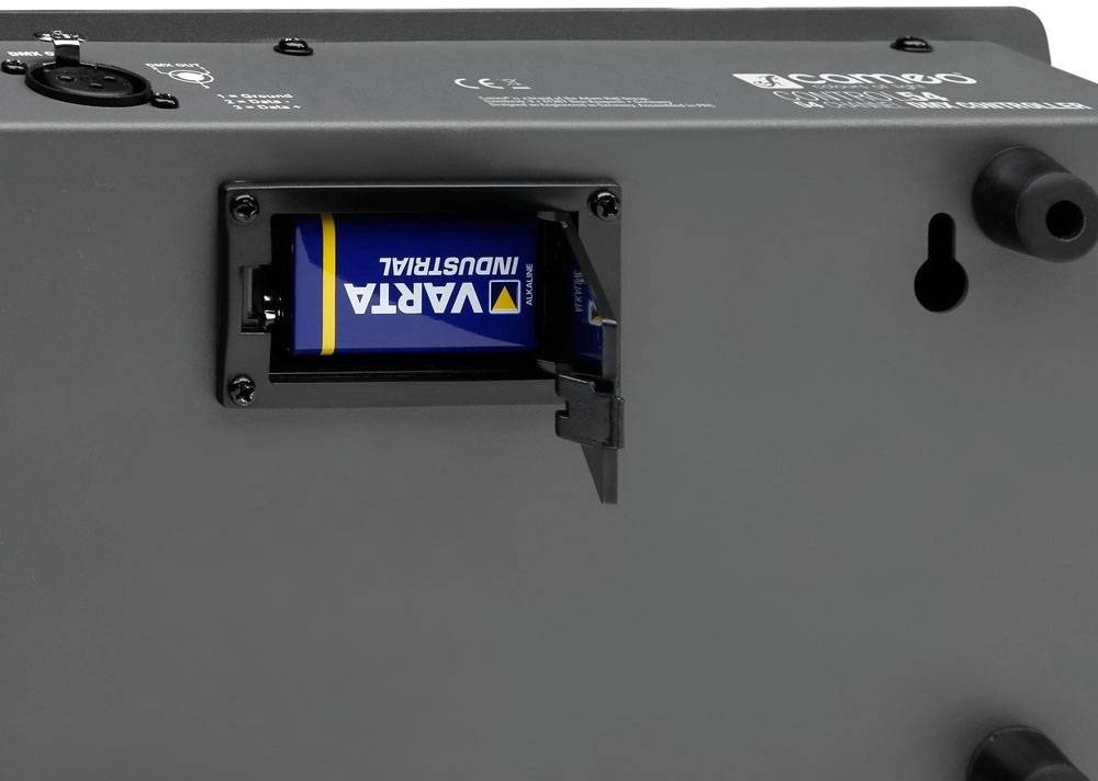 Een open batterijvak met een geplaatste, gedeeltelijk zichtbare VARTA-batterij in een elektronisch apparaat.