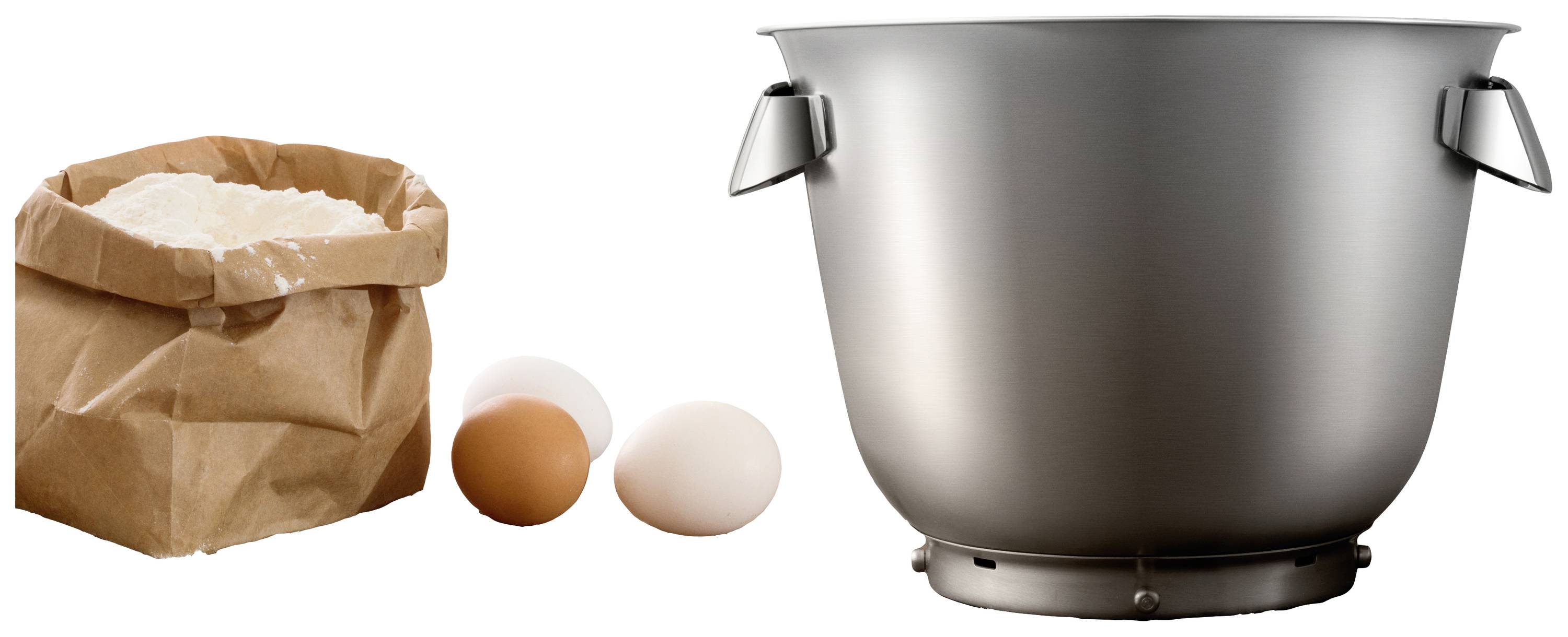 Een papieren zak met bloem, twee eieren en een grote metalen kom; typische ingrediënten en gereedschappen om mee te bakken.