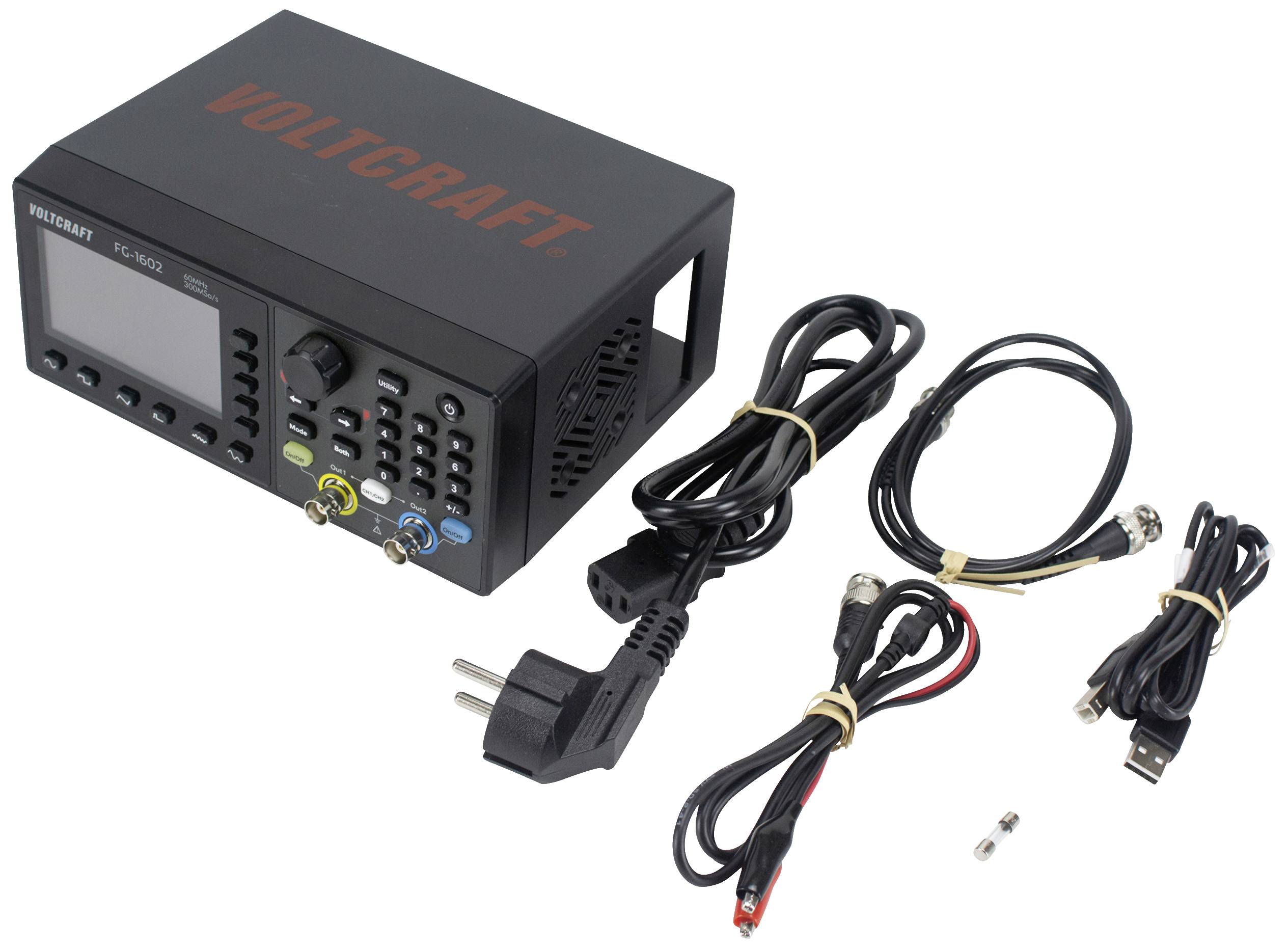 Een elektronische universele regelvoedingseenheid met display, omgeven door verschillende aansluitkabels en een adapterstekker.