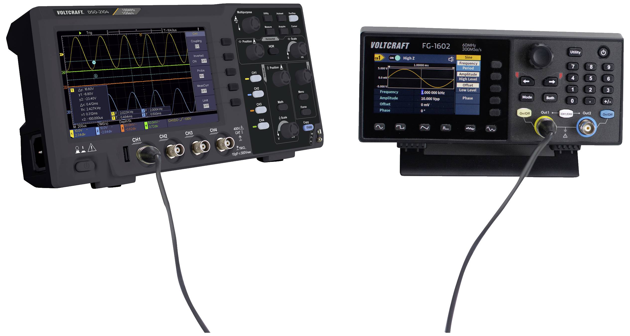 Twee elektronische apparaten met schermen en meerdere knoppen. Links een oscilloscoop met een golfvormdisplay, rechts een functiegenerator.