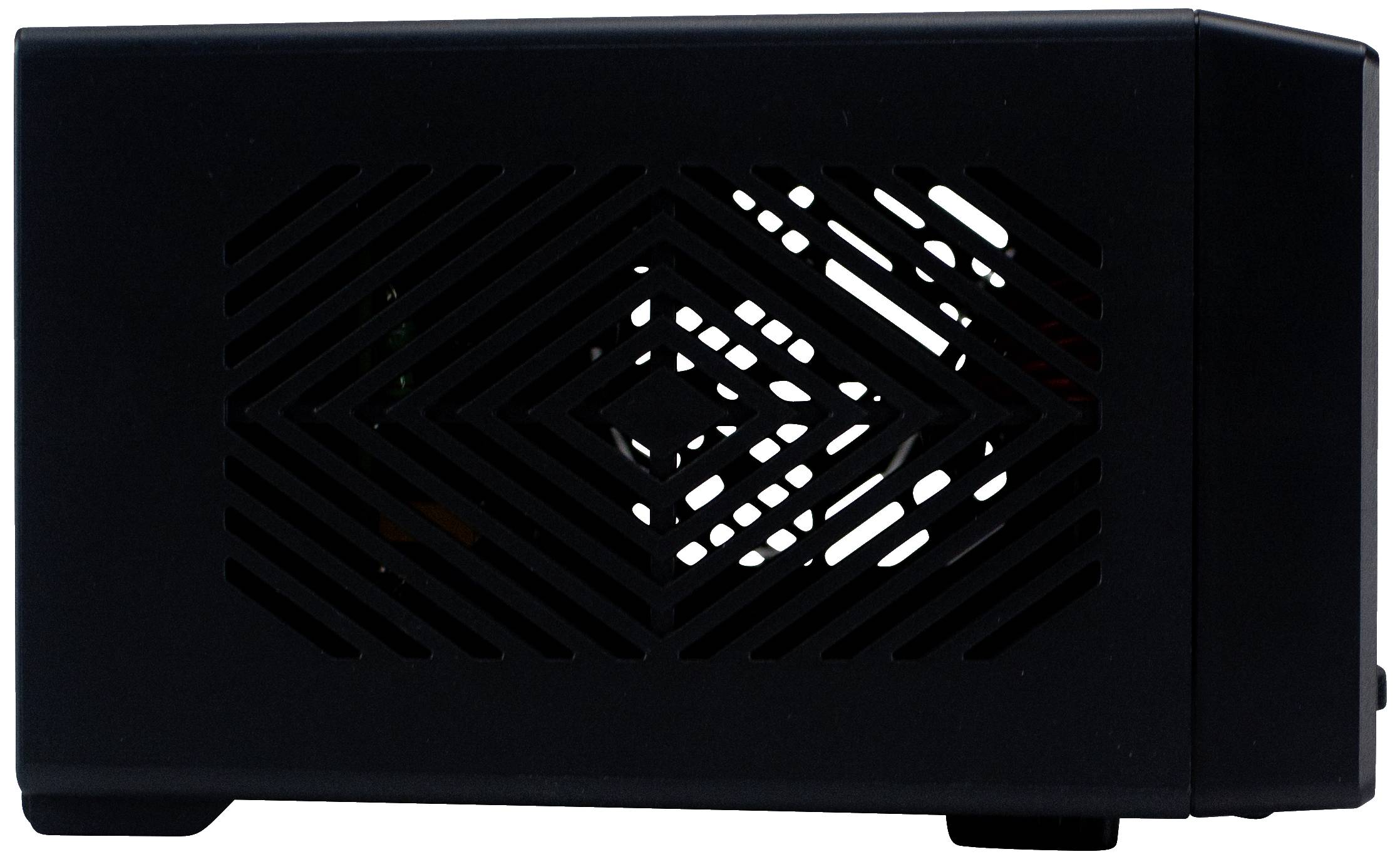 Zwart computerbehuizing met diagonaal lopende ventilatiesleuven aan de zijkant, waarbij de binnendelen van het apparaat gedeeltelijk zichtbaar zijn.