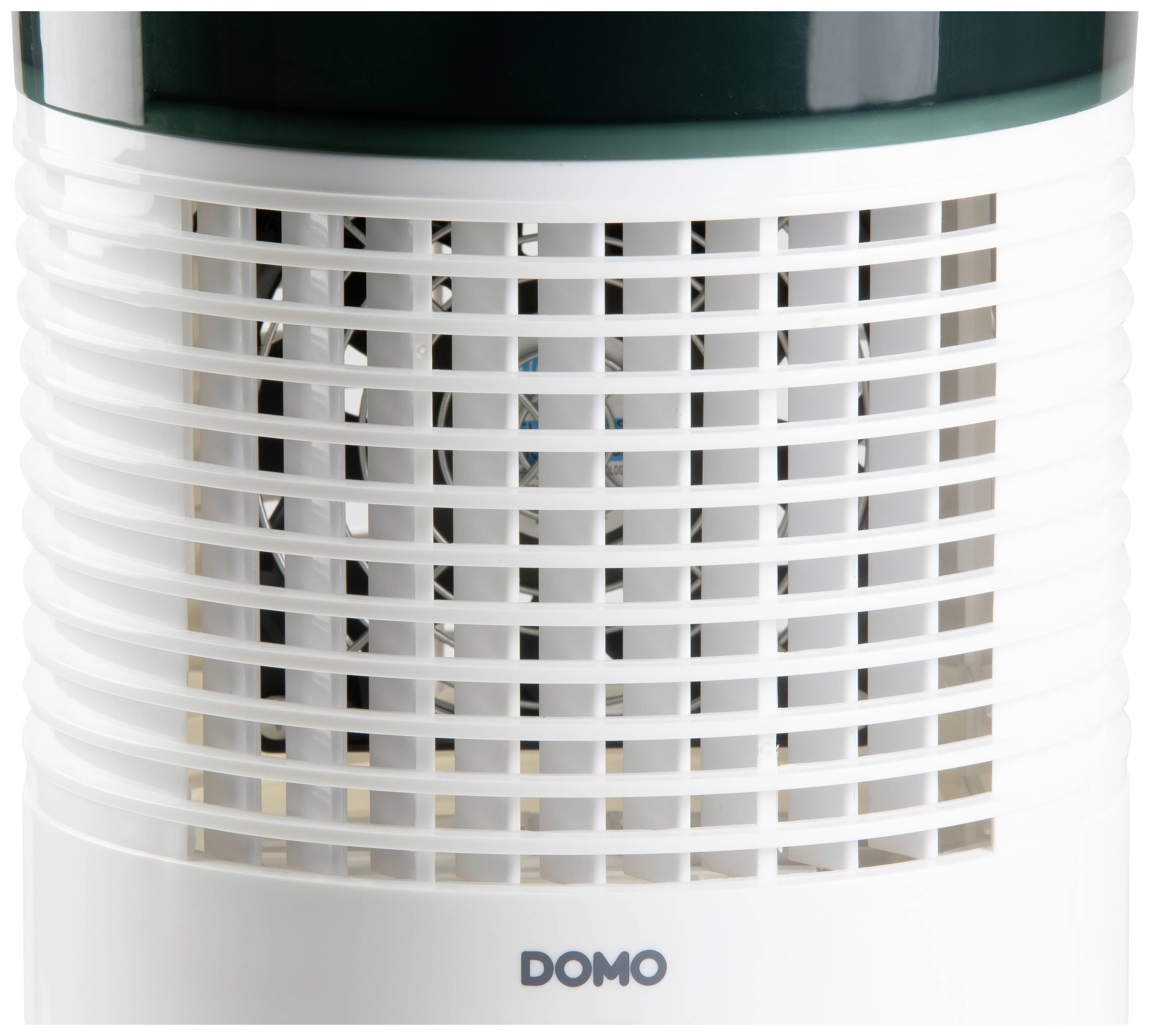 Een witte luchtreiniger met het 'DOMO' logo op de voorkant. Apparaatoppervlak met ventilatierooster, geschikt voor binnenruimtes.