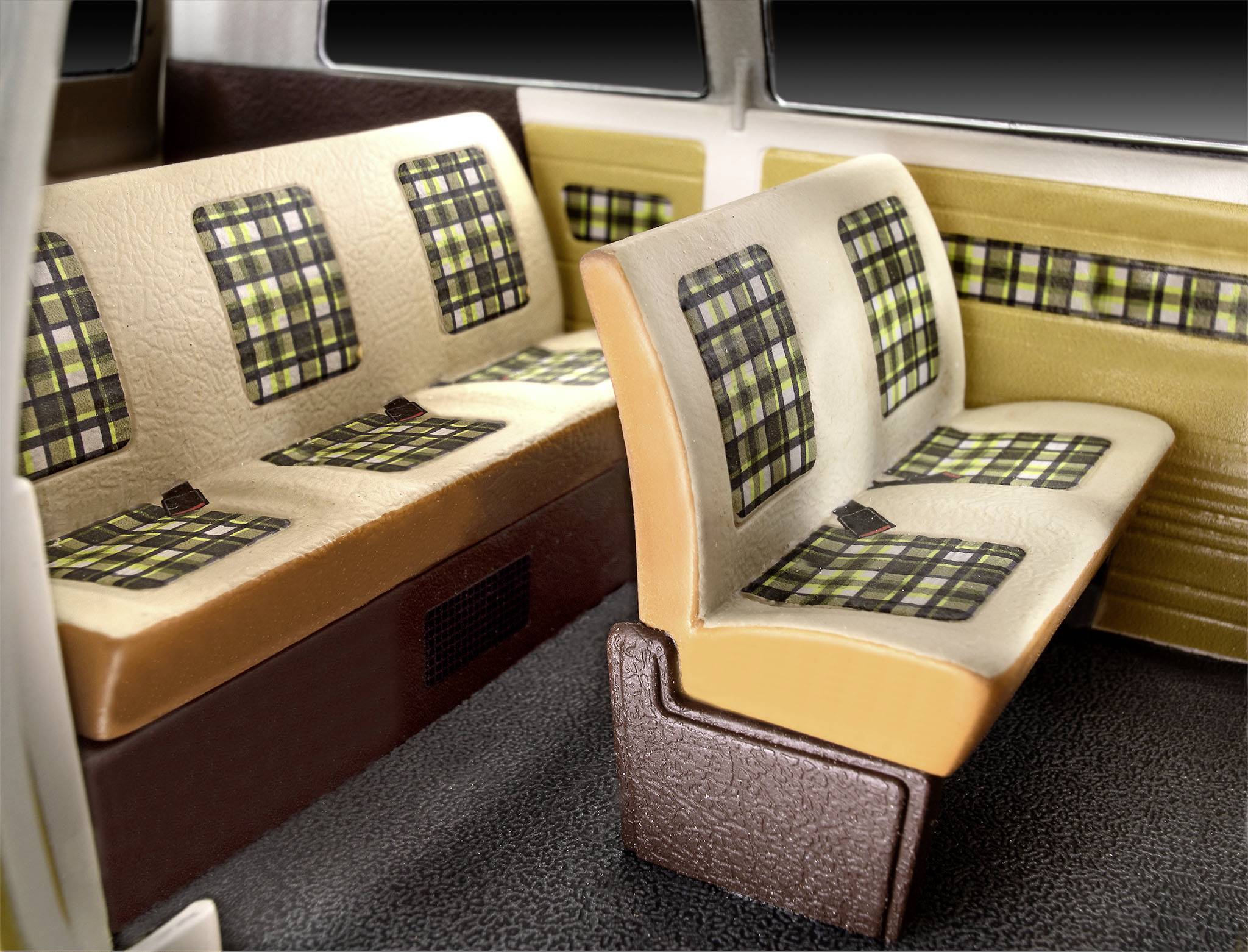 Interieur van een voertuig met geruit beklede stoelen in bruin- en beigetinten. Achterbank en zijbank zijn zichtbaar.