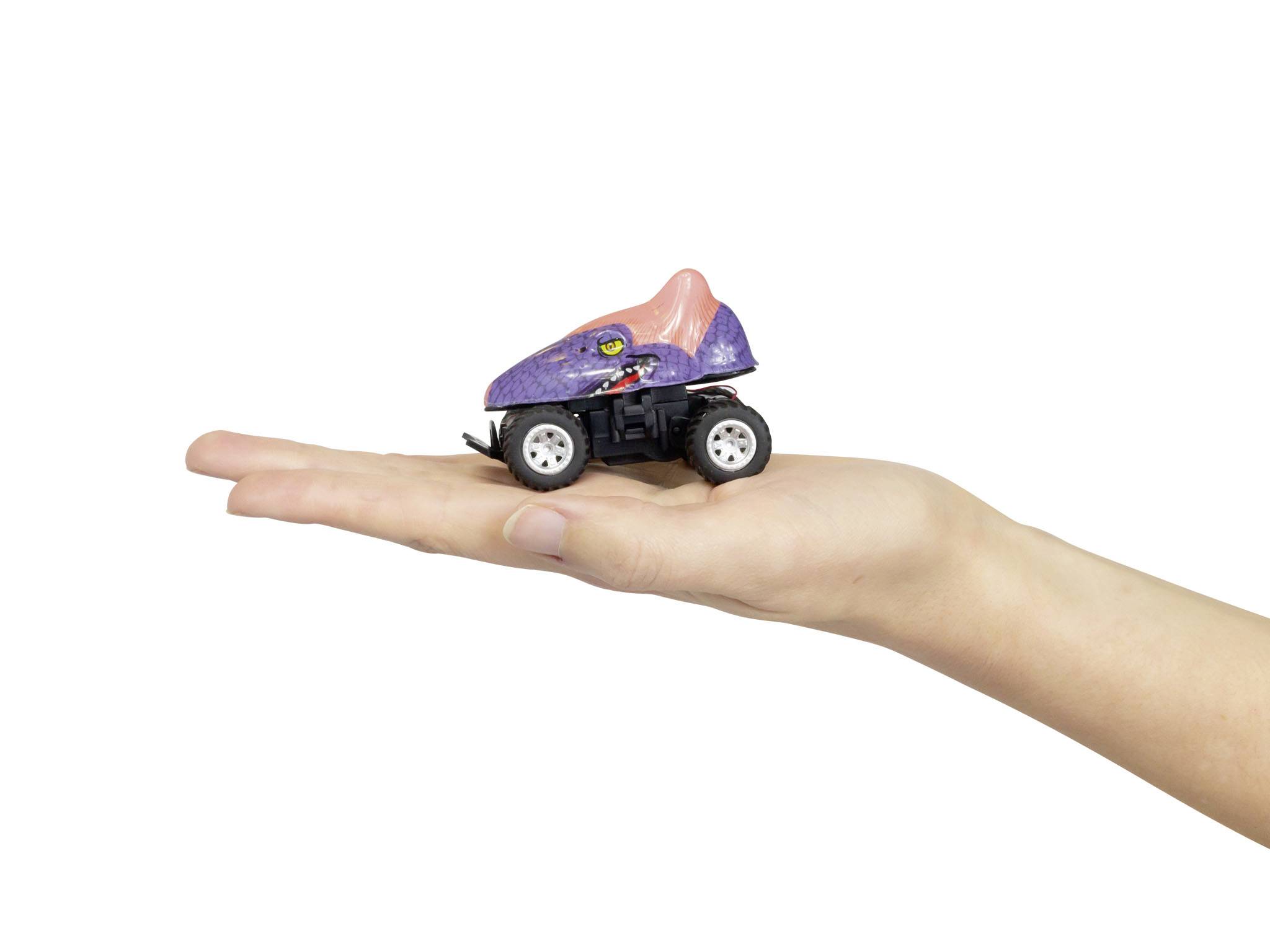 Een hand houdt een kleine speelgoedauto vast met een paarse dinosauruskop als carrosserie.